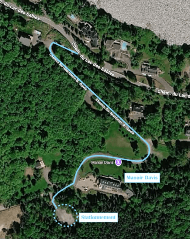 Carte satellite montrant le trajet vers le Manoir Davis et le stationnement des invités